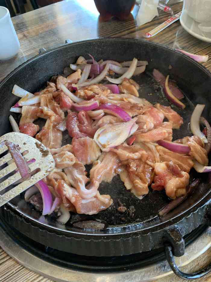 小东北特色烤肉-"火车站附近.肉不是自己烤,东北小哥给炒,.
