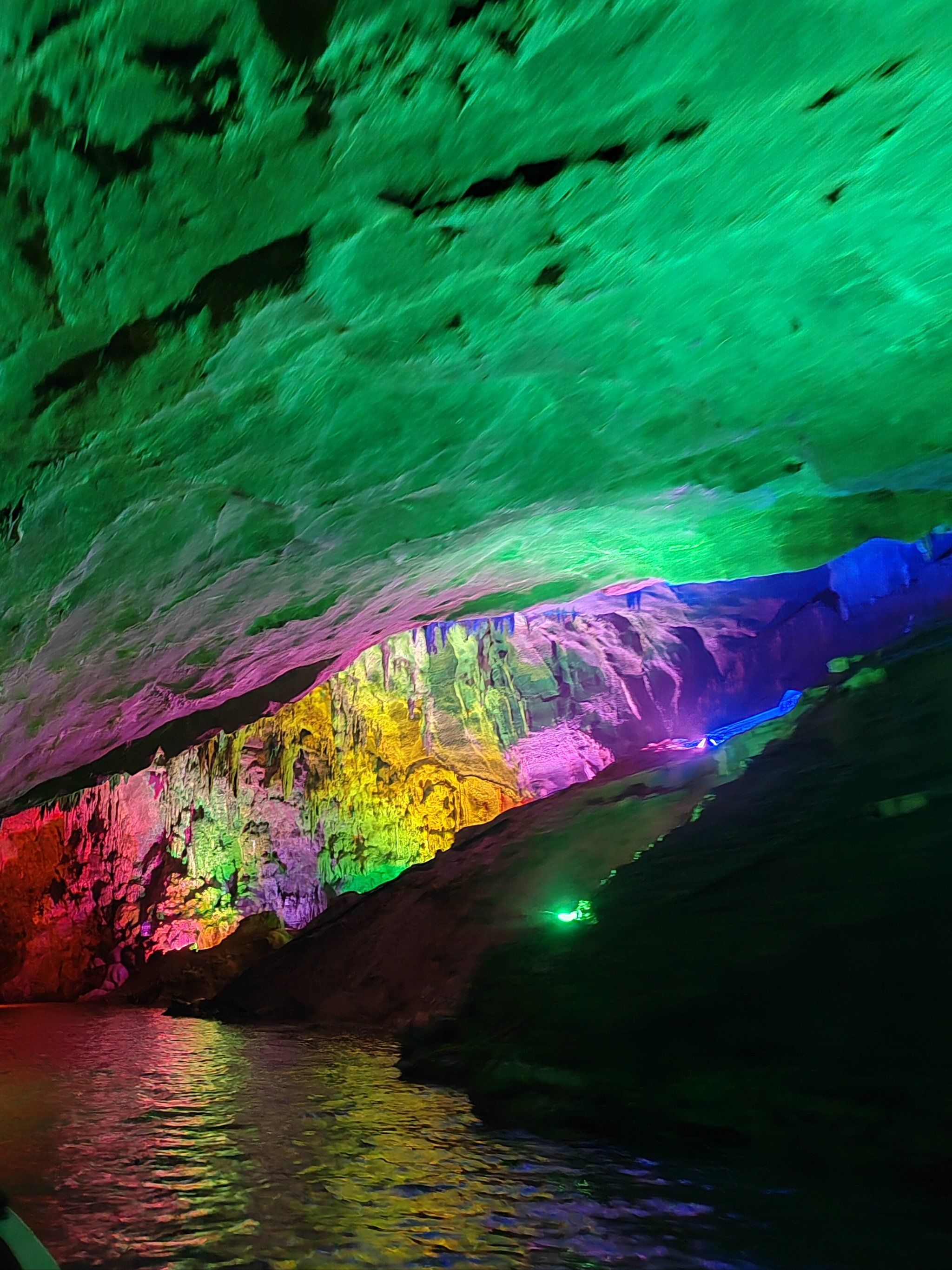 灯光下的溶洞,美得像画