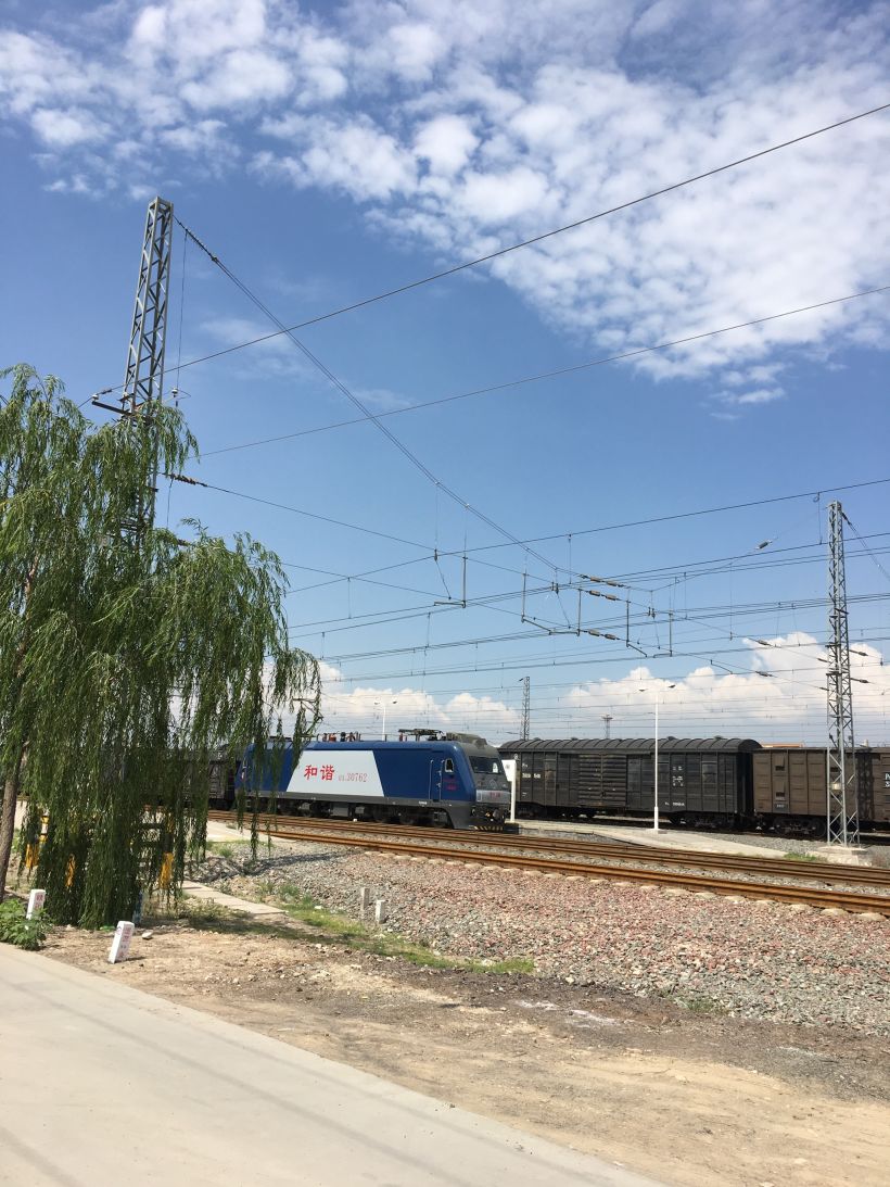 這裡是寧夏回族自治區銀川市的貨運站名字叫銀川南火車站