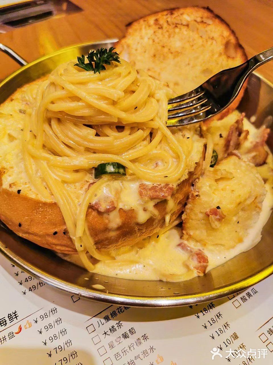 能拉丝的芝士瀑布披萨‼️ 黑金饼底的‼️ 没吃过的小伙伴们快冲～