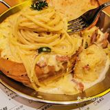 能拉丝的芝士瀑布披萨‼️ 黑金饼底的‼️ 没吃过的小伙伴们快冲～