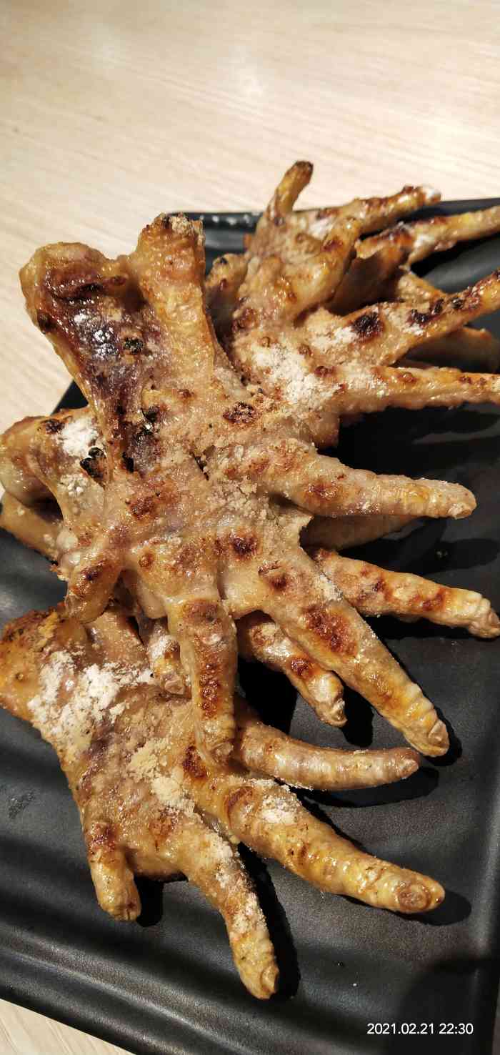 盐焗鸡爪烤的真不错,焦香浓郁,好吃至极 服务员小伙服务态度是超己妹