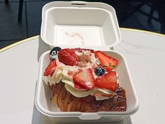 草莓奶油牛角-BUTTERFUL&CREAMOROUS 黄油与面包(三里屯太古里店)