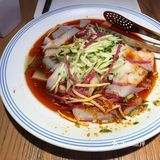 深圳的特色新疆菜大盘鸡羊肉串薄荷茶边吃边看民族舞蹈