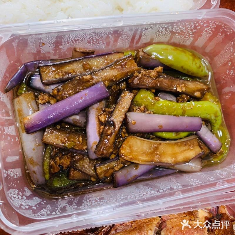 饭看着大盒但是薄薄一层而已