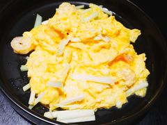 虾球韭黄炒滑蛋-来龙里 精致 东南亚餐室(万象城店)