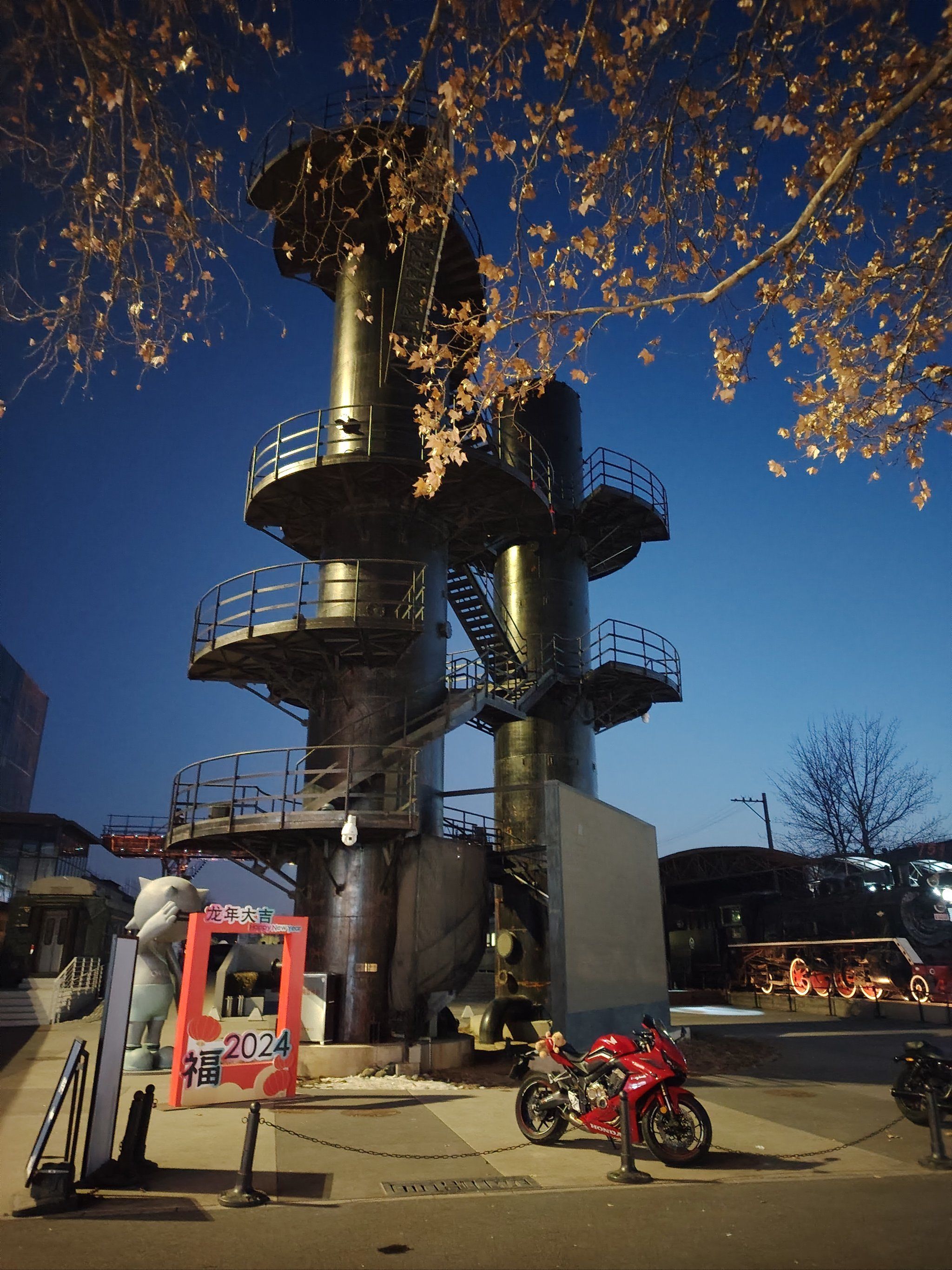 798艺术区,晚上景色绝美呀,有逛有吃喝玩乐还能看展