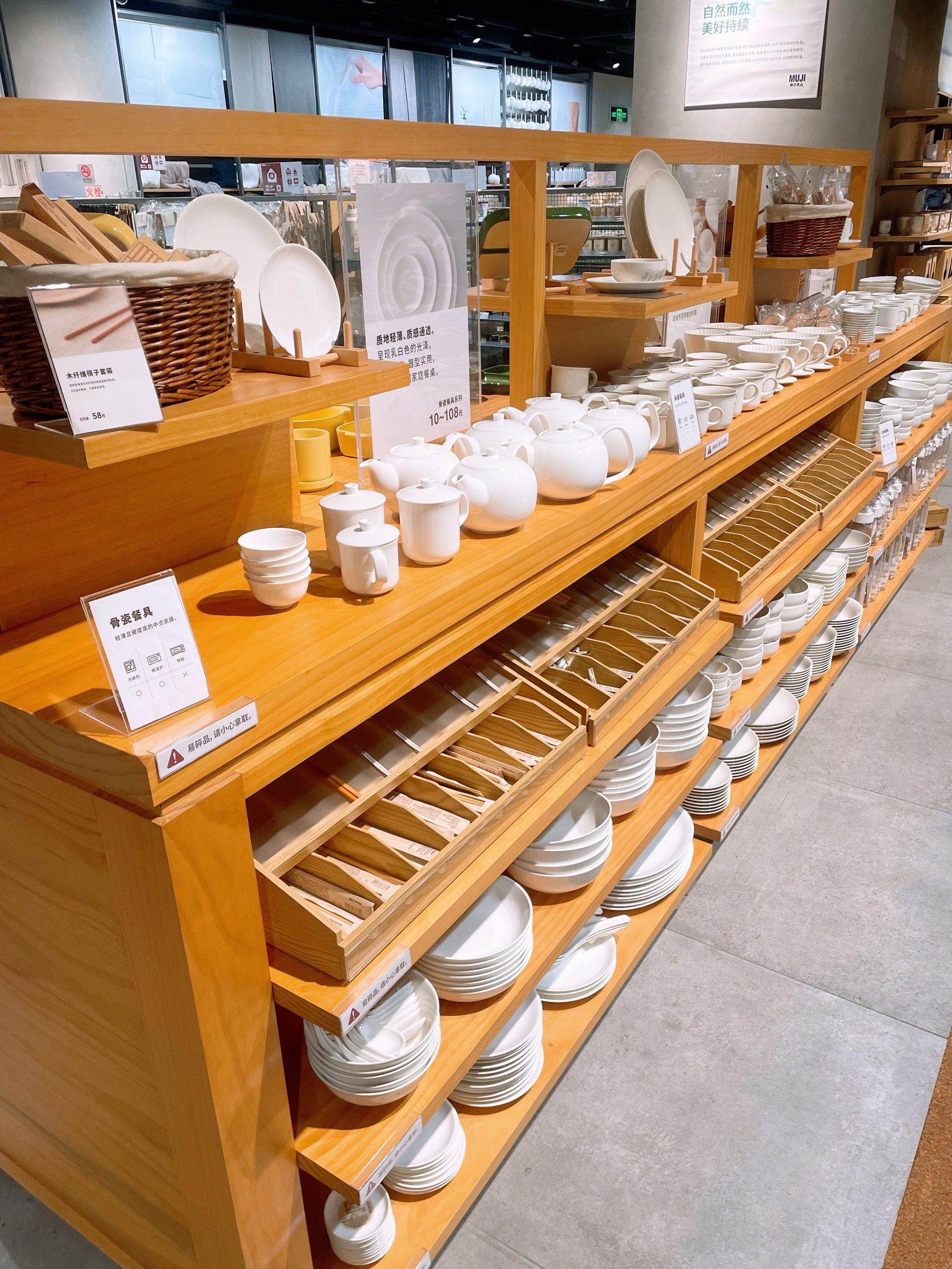 餐具就是要简简单单的,花里胡哨真的影响食物本身的质感,个人还蛮喜欢