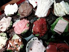 -沪小二炭火蛙锅(淮海中路美食不夜城店)