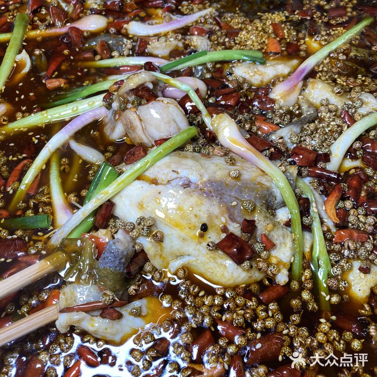 南岸茶园这家市井环境的美蛙鱼名气很大