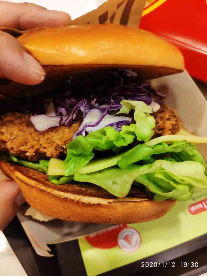 新加坡麦当劳的卷饼中国没有,但是好辣,鸡肉和国内的味道真的不同,挺