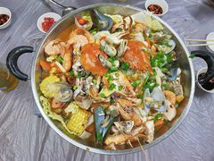 招牌泰式海鲜乳猪煲-凤城康记饭店