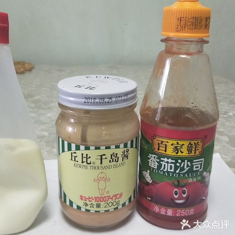 步骤1 将黄瓜去皮切滚刀块，白菜切丝