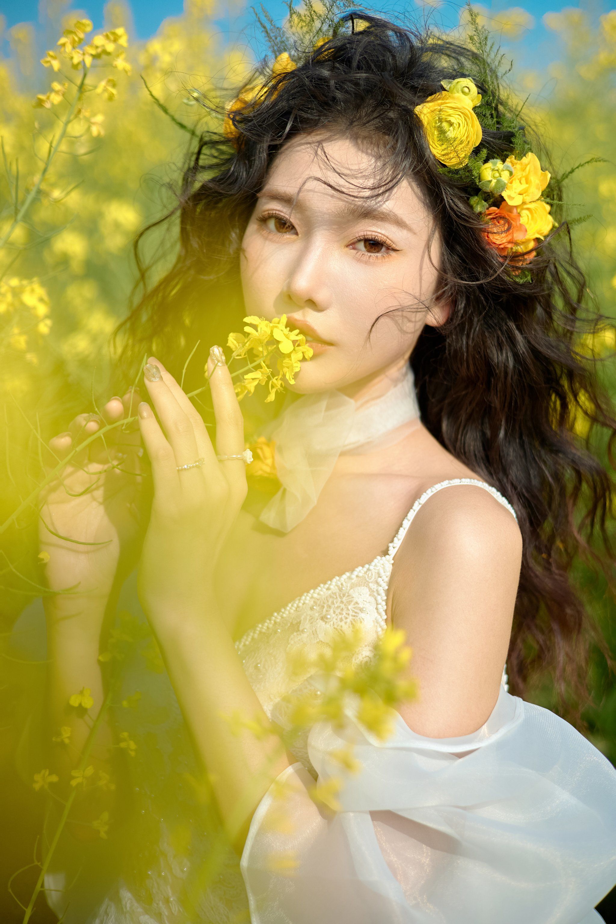 春日花期如约而至93浪漫的油菜花婚纱照