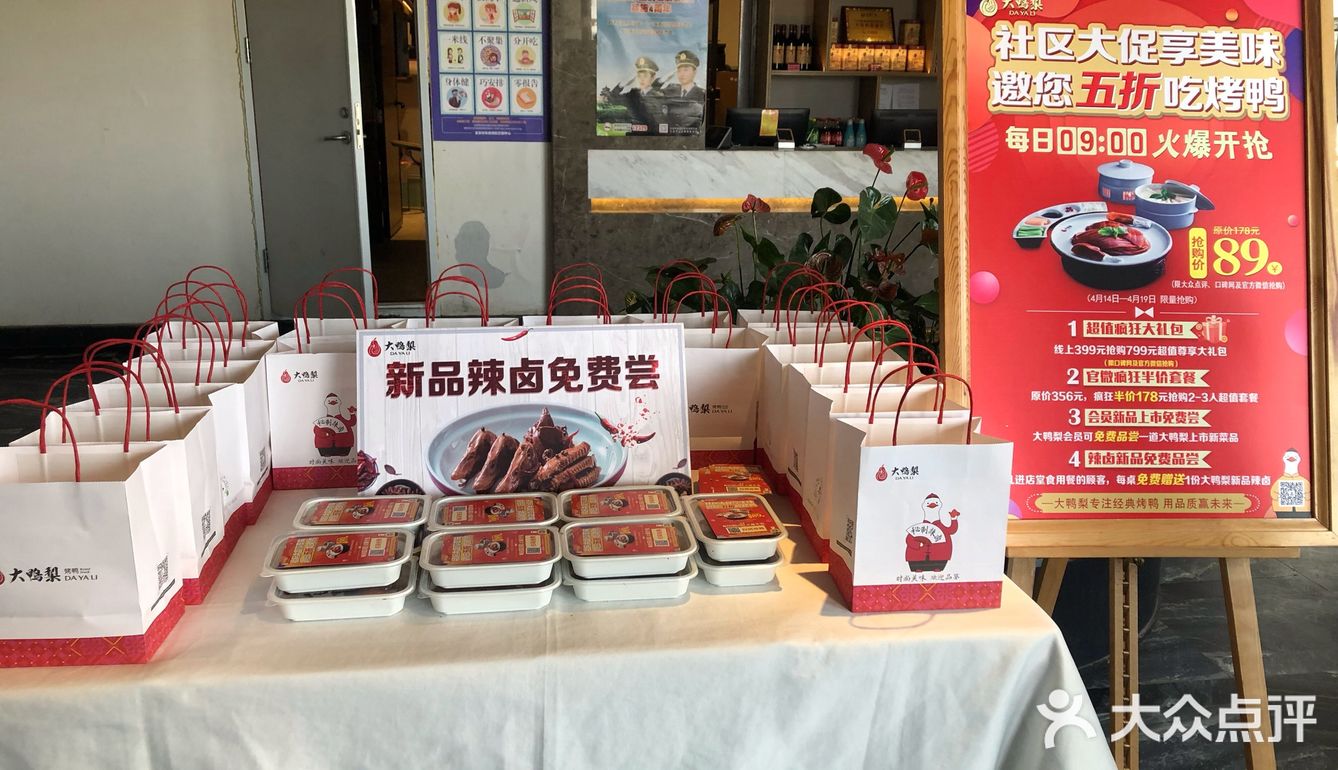 只不过这个季节的柳絮太多了，室内也有点