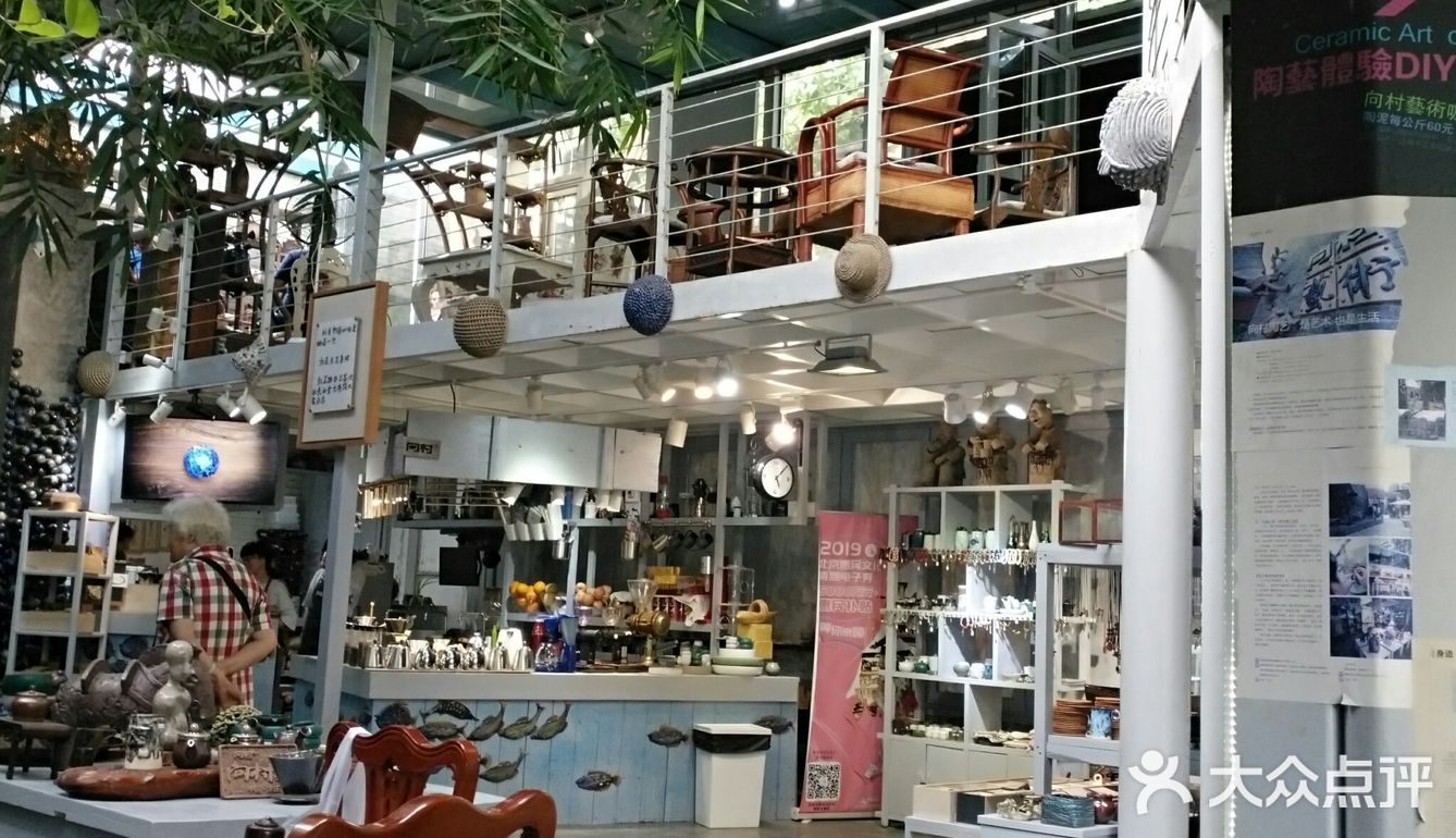 小孩子比较多，但是二楼和户外还是值得拥有一天的时光的