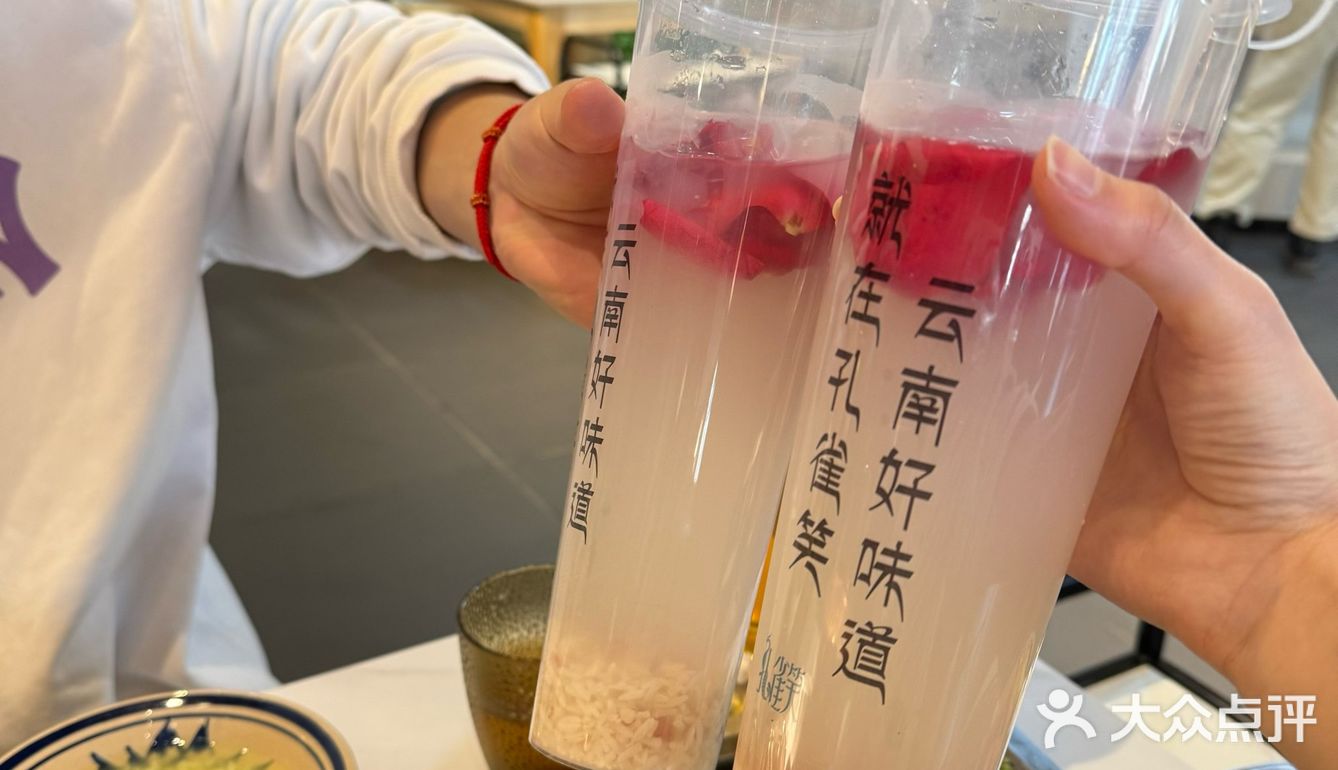 自助小料很齐全，也有自助水果可以吃。0元玩转这座城