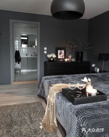 随着寒冷天气的临近，我们想分享这个黑暗舒适的北欧之家