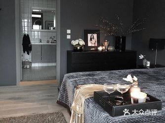 随着寒冷天气的临近，我们想分享这个黑暗舒适的北欧之家