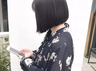 这款日系短发又称为"朴子剪"，主要是把发尾的层次全部