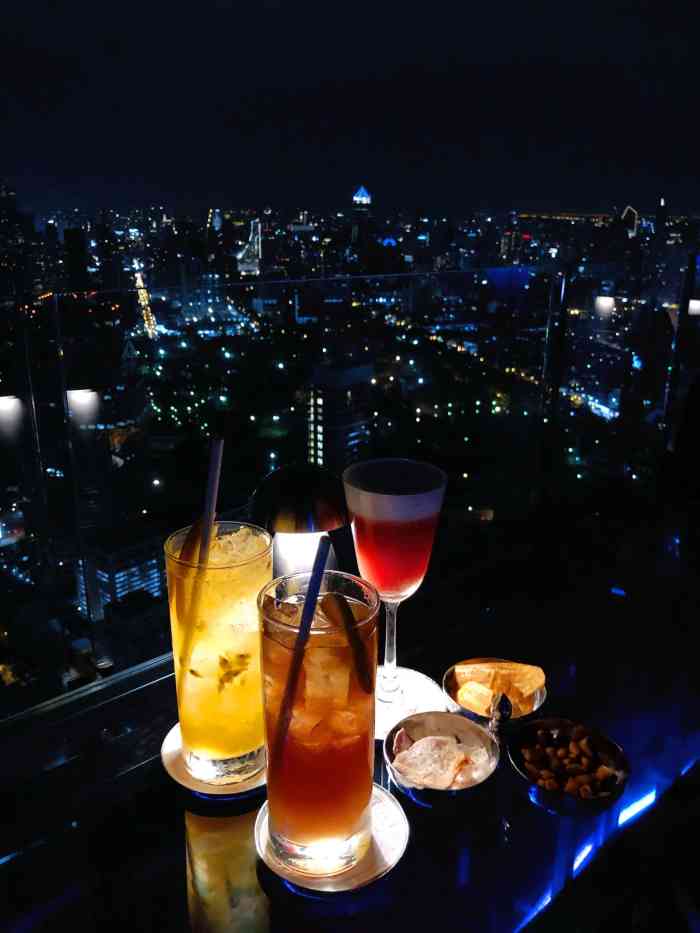 vertigo grill & moon bar-"酒店顶楼的roofpub 也算是亚洲to.