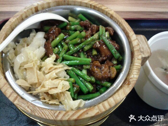 满口香煲仔饭蒜苔炒肉木桶饭图片