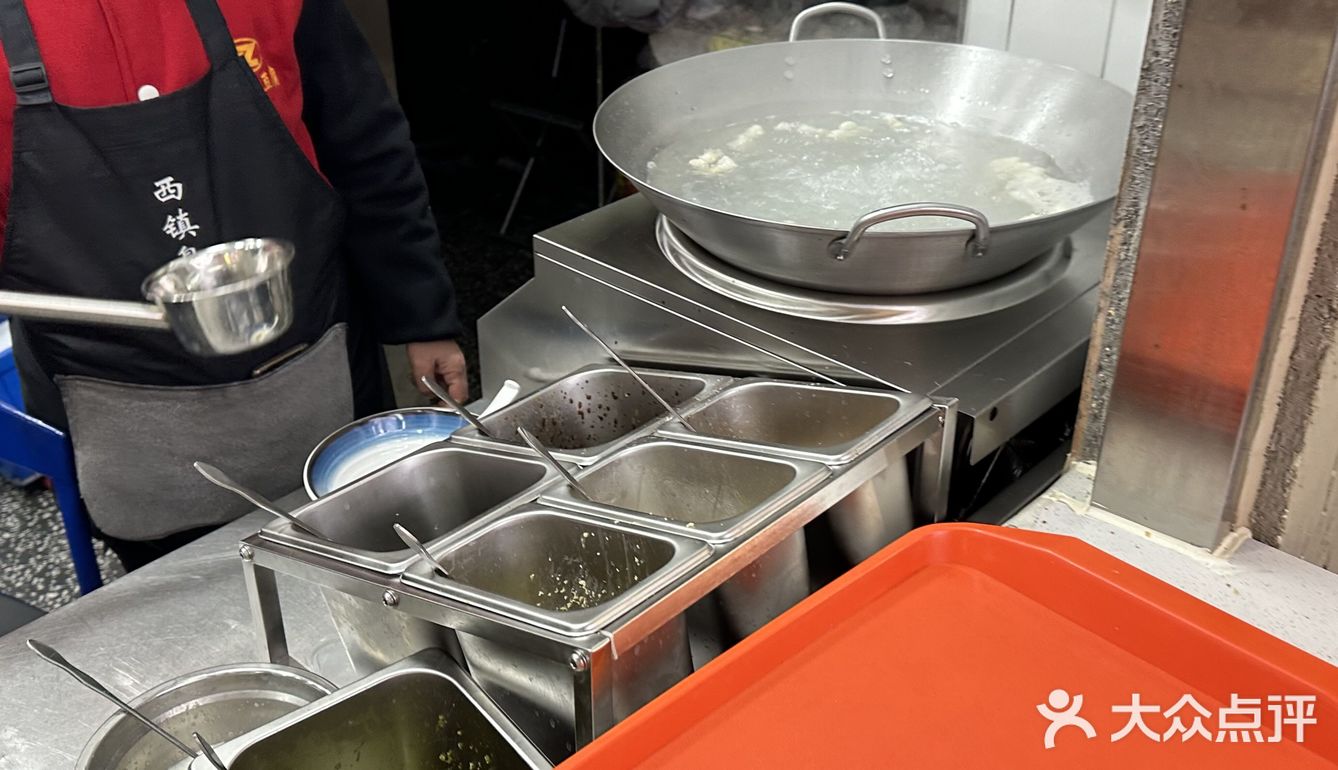 闻了就馋！青岛台东黑色臭豆腐，冬季新品清朝小馄饨！ 