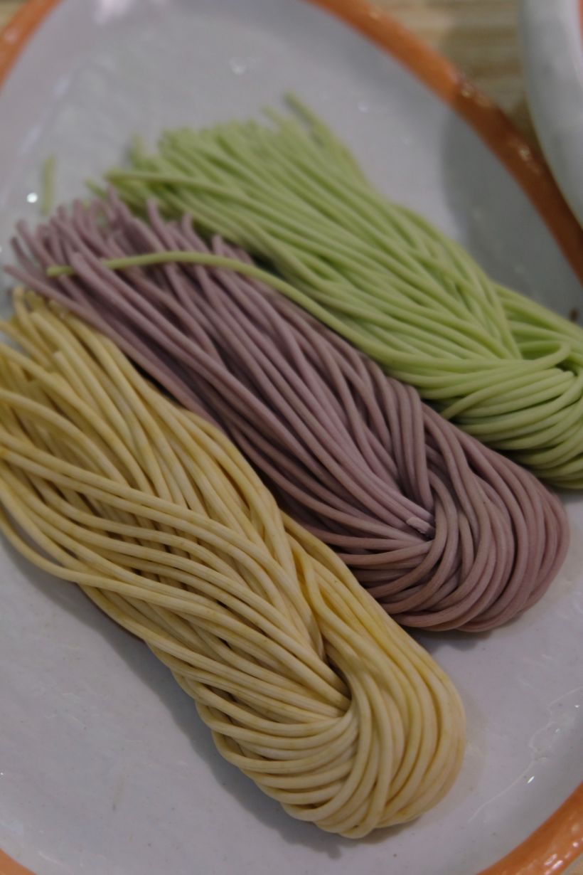 蔬菜三色面的颜色挺不错的 口味是差不多的