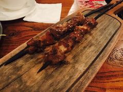 红柳羊肉串-阿里家·新疆烤肉酒場 by MIG