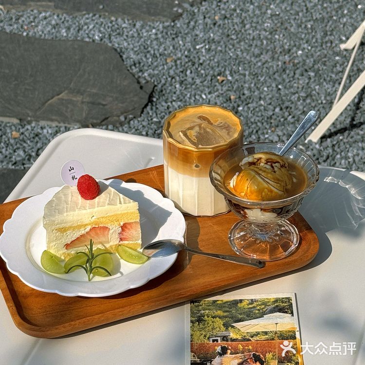 青岛崂山｜这家咖啡店的花开疯了🌬️