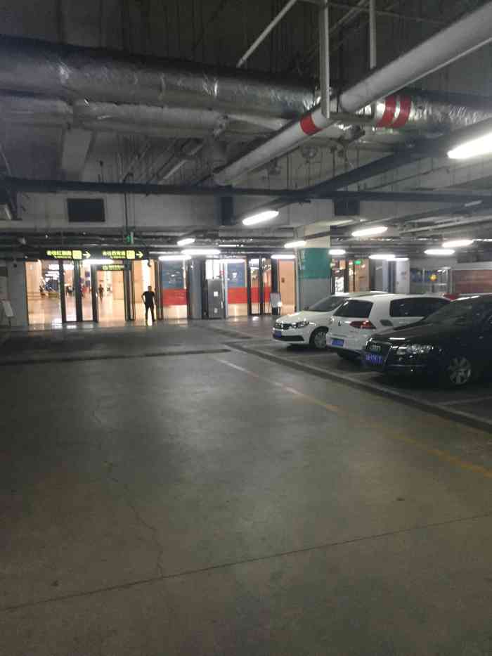 天津西站停车场"这里的停车场挺大的,感觉跟迷宫似的.来这.