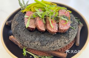 Charcoal-Grilled Sizzling Purebred Wagyu Beef Brisket Steak