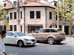 -Fridi Patisserie Cafe