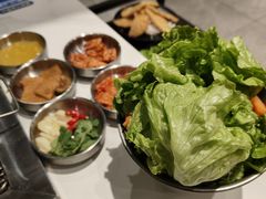 -山野的朋友露营炭火烤肉