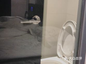 装修有点现代的风格，和全季星程那种简约原木色的不同