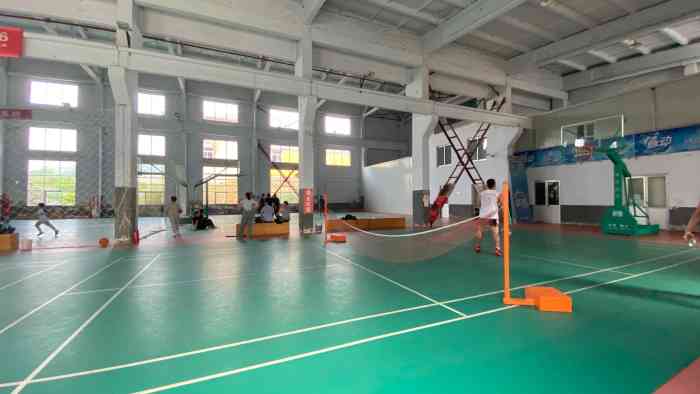 华乐体育馆-"位置:华乐家园大门正东面.篮球场羽毛球.