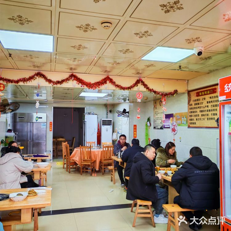 人就挺多，11点多去就有好几桌，特色是干锅剔骨鸭