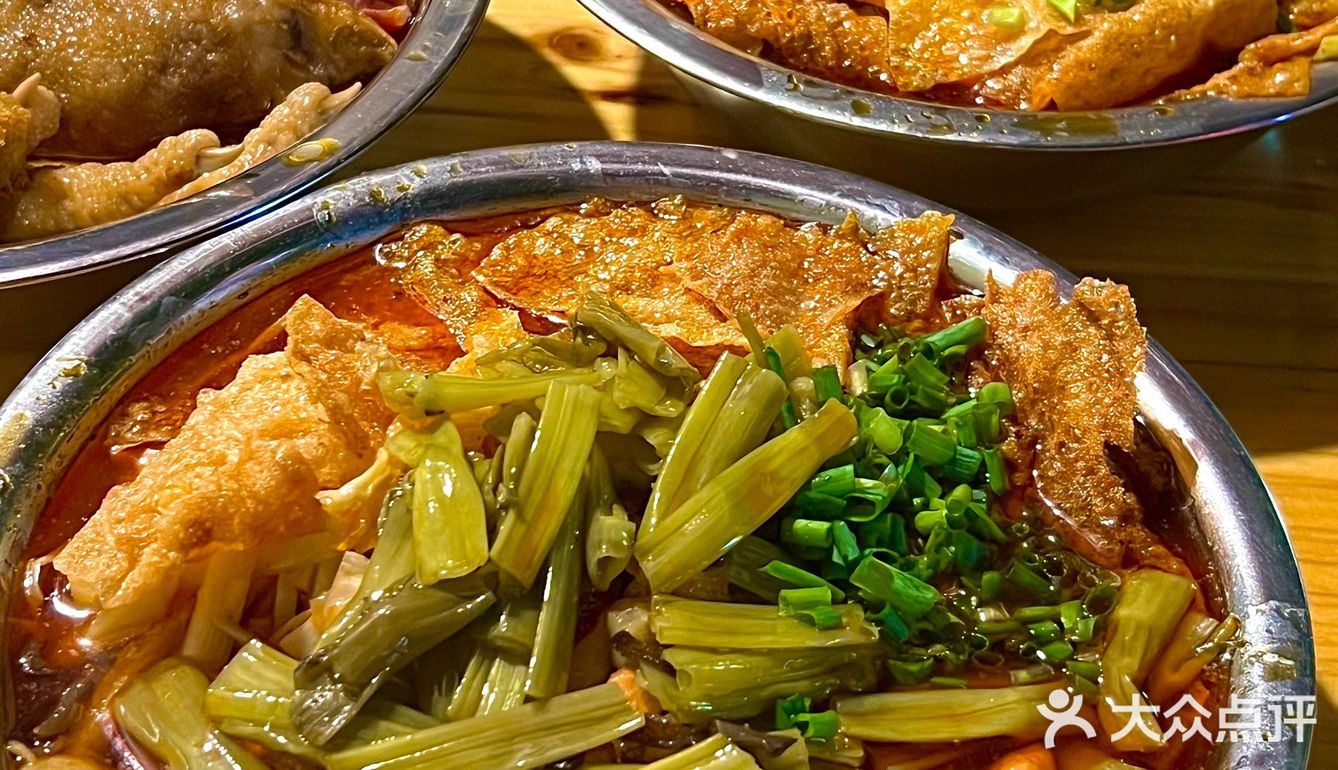 南宁！你别太好吃！大树下嗦土螺蛳粉真的香～