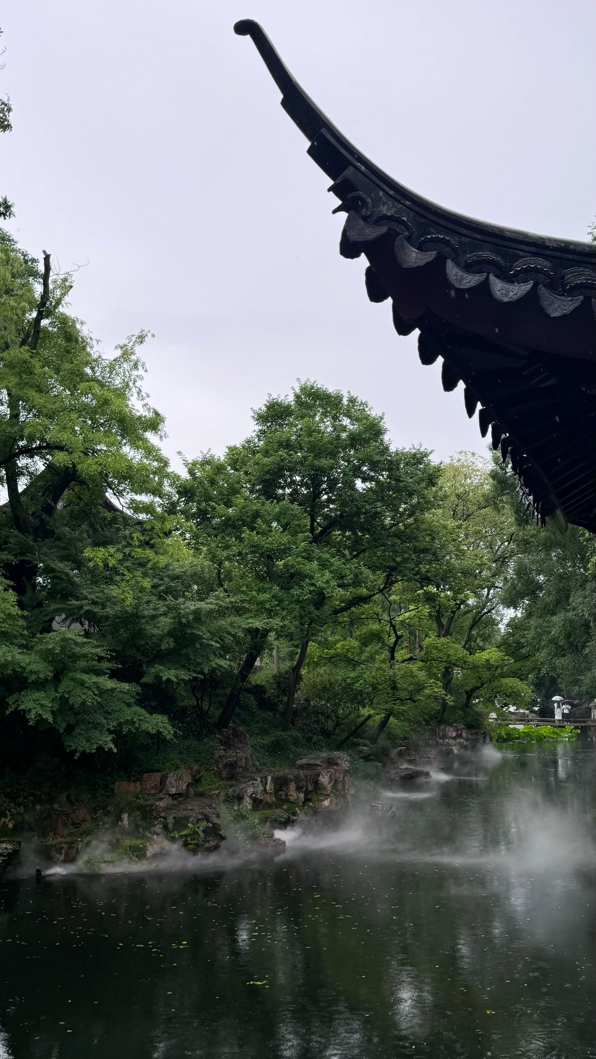 上个月去的苏州 刚好遇上下雨天
之前晴天的时候因为苏博一直没约到