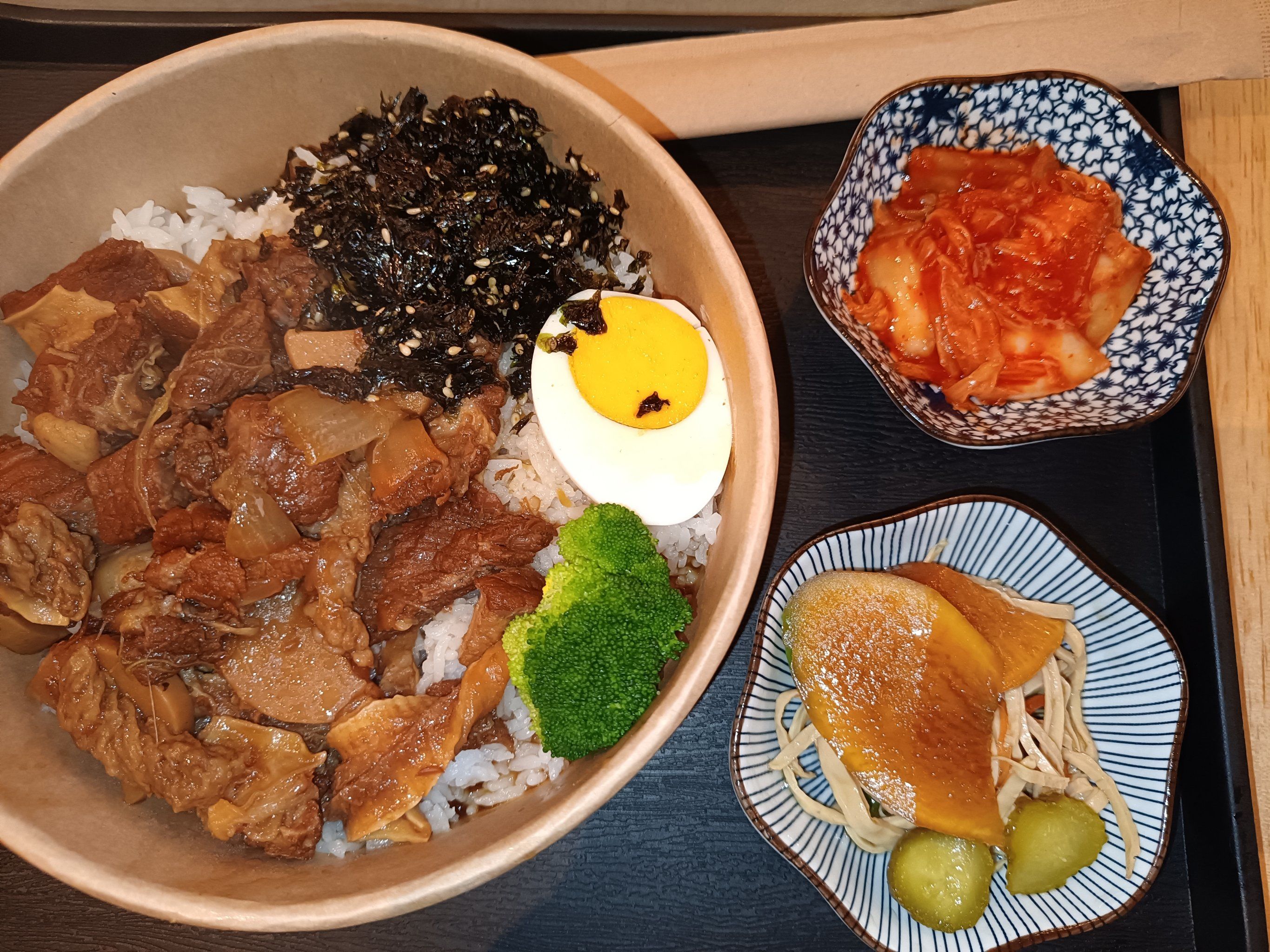 油亮亮的卤牛肉饭,真满足