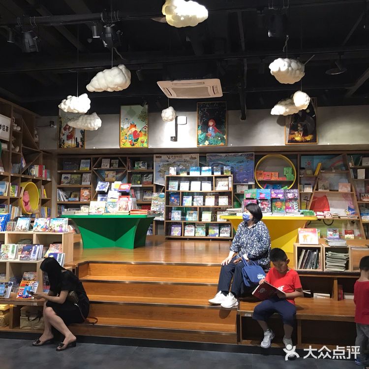 长嘉汇弹子石老街。开在孙家花园里的星巴克