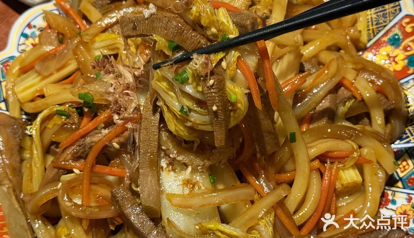 鸡皮饺子炒乌冬，碳水上头脑袋蒙