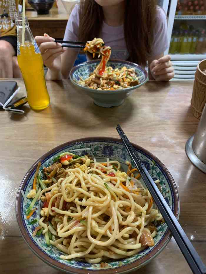 大姨捞面(新安花园店)-"大姨捞面,一个错车都很困难的小巷子里,同.