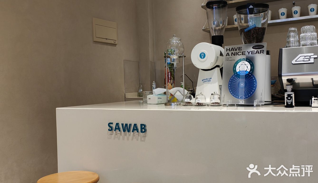 店面不大。门口的椅子去的时候有人坐啦，很适合拍照…