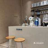 店面不大。门口的椅子去的时候有人坐啦，很适合拍照…