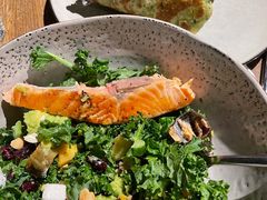 煎三文鱼牛油果色拉-Wagas沃歌斯(大学路店)