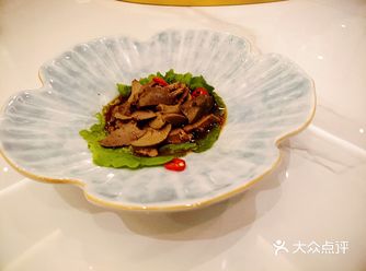 包含住宿，吃饭，里面可以办大型酒席