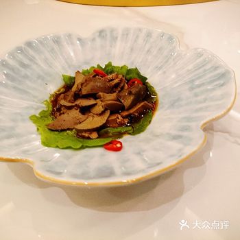 包含住宿，吃饭，里面可以办大型酒席