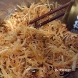 2. 切成细丝  3. 加入2勺盐  4.
