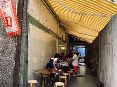 旗帜飘扬的门面-沪西老弄堂面馆(定西路店)